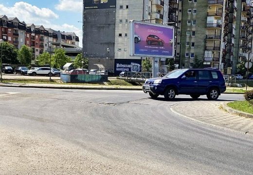 Bijeljina: Izbočina u kružnom toku stvara probleme vozačima, jedino je nadležni ne vide (Foto)