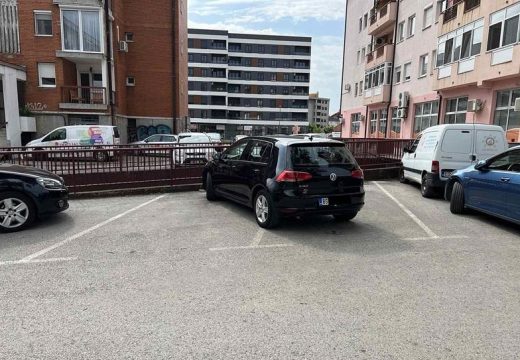 Zauzeo dva parking mjesta: Vozač “golfa” parkiranjem izazvao bijes Bijeljinaca