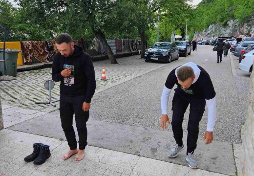Humanost: Braća Jokić stigli do Ostroga; Pomolili se za Anu (Foto)