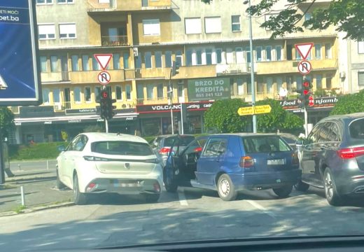 Bijeljina: Vozilo nakon sudara završilo na trotoaru