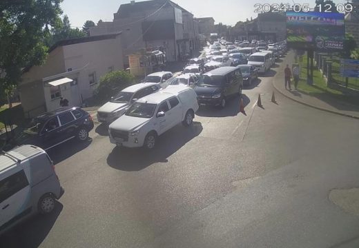 AMS RS: Kolone vozila na granici prema Hrvatskoj, zatvoren prelaz u Gradini