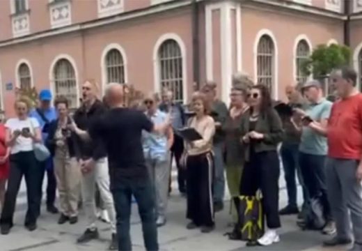 “Slavuj”: Holandski hor zapjevao na ulicama Bijeljine (Video)