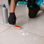 Ovo sredstvo “vratiće ih u život”: Kako efikasno očistiti podove prekrivene pločicama