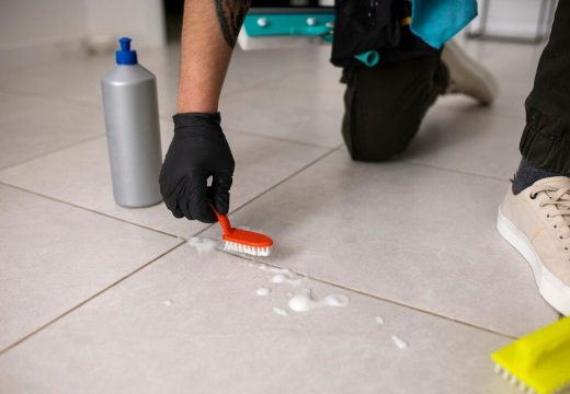 Ovo sredstvo “vratiće ih u život”: Kako efikasno očistiti podove prekrivene pločicama