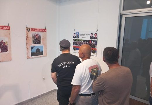 Bijeljina: Otvorena izložba ratnih fotografija „Brčanski zid“ (Foto)