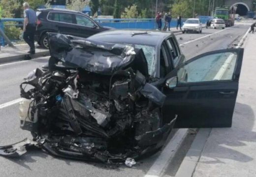 Drama u Jajcu: Ukrao auto dok je u njemu sjedila žena, pa napravio sudar