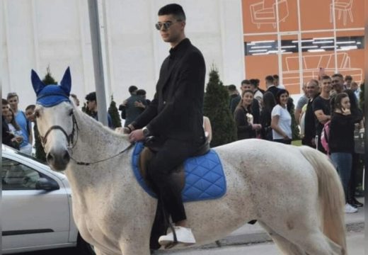 Niš: Na bijelom konju došao na maturu (Foto)