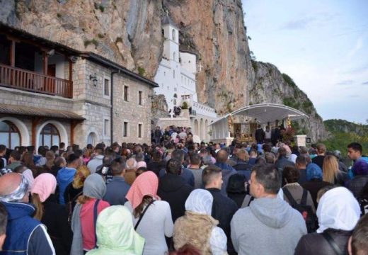 Divan prizor: Hiljade vjernika došlo na poklonjenje Svetom Vasiliju Ostroškom (Video)