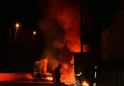 Požar na brzoj cesti u Trnu: Gorjeli kamioni i benzinska pumpa (Foto/Video)