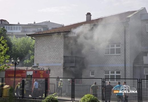 Bijeljina: Požar u vrtiću „Dragan i Zoran“, vatrogasci na terenu (Foto)