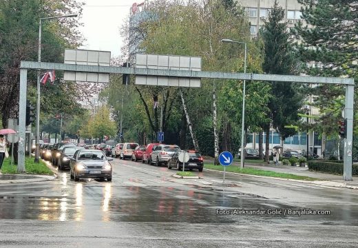 Stanje na putevima: Mokri kolovozi zbog kiše