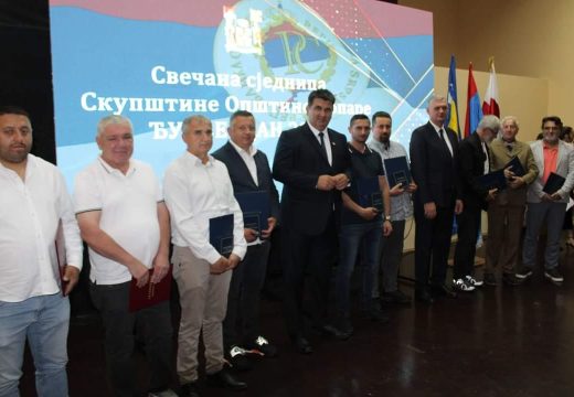 Pojedincima i kolektivima dodijeljena priznanja: Održana svečana sjednica Skupštine opštine Lopare (Foto)