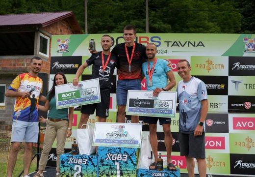 Otac istrčao stazu sa bebom na leđima: Trka sa preprekama u Tavni kod Bijeljine okupila više od 400 takmičara (Foto)