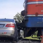 Željeznice Srpske: Lokomotiva naletjela na vozilo na prelazu, nema povrijeđenih (Foto)