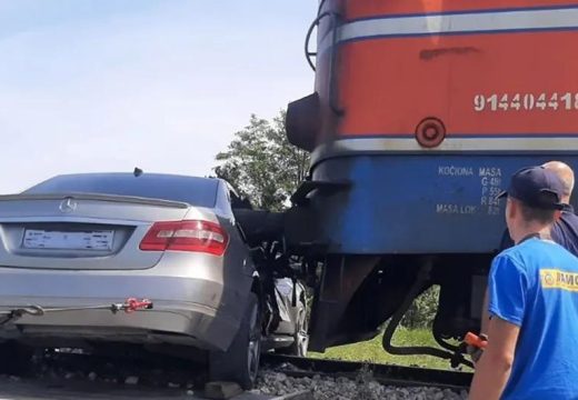 Željeznice Srpske: Lokomotiva naletjela na vozilo na prelazu, nema povrijeđenih (Foto)