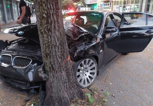 Mostar: BMW-om se zakucali u drvo (Foto)