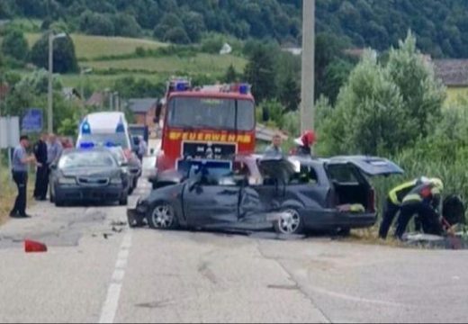 Teška saobraćajna nesreća u Bihaću: Poginule dvije osobe, vatrogasci pokušavaju izvući tijela