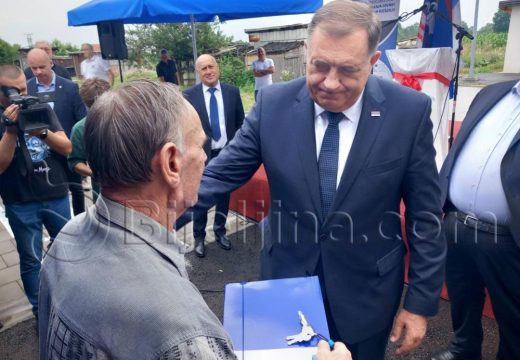 Milorad Dodik u Bijeljini: Uručio ključeve 12 stanova za izbjegla i raseljena lica