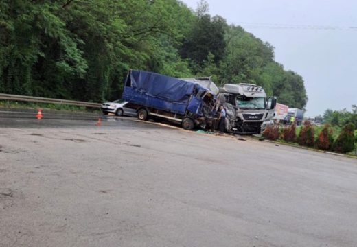 Saobraćajka: Žestok sudar dva kamiona i auta u Modriči, četvoro povrijeđenih