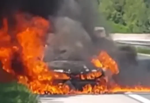 Izgorio auto na auto-putu u BiH: Objavljen jeziv snimak