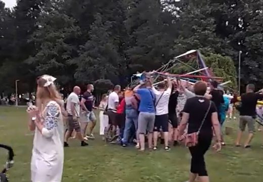 JEZIVE SCENE Povrijeđeno 4 djece u padu ringišpila, uspaničeni roditelji ih na rukama odnijeli u DOM ZDRAVLJA