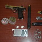 Maloljetnik vozio drogiran: Oduzeta droga, pištolj, palica, noževi i bokser