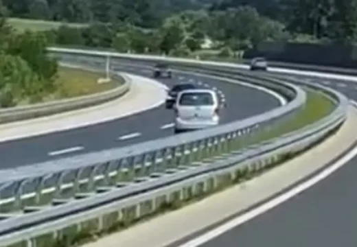 Oprez!: Opasna vožnja na auto-putu, vozač opela kreće se u kontra smjeru (Video)