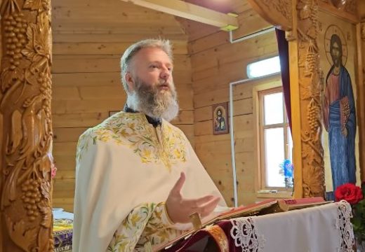 “Osnovna pristojnost se podrazumijeva”: Otac Predrag Popović otkrio kako se treba obući nedjeljom za cekvu (Video)
