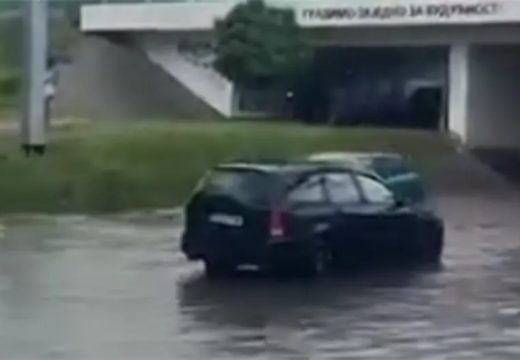Pljusak pravi haos po Srbiji: Potop na ulicama Novog Sada ( Video)