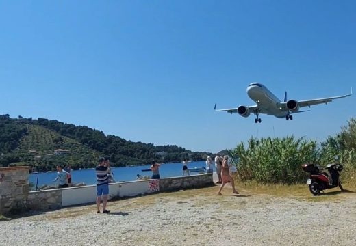Video: Pogledajte kako je avion turistima iz BiH proletio tik iznad glava