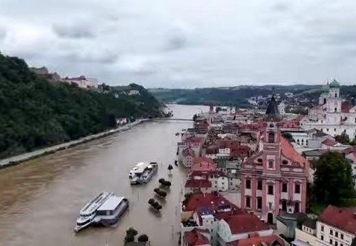 Poginulo pet osoba: Dijelovi Njemačke poplavljeni, raste vodostaj Dunava u Austriji i Mađarskoj (Video)