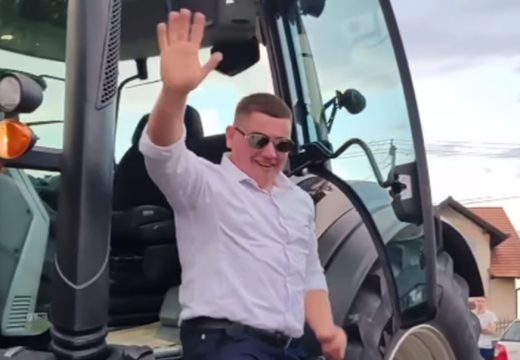 Pravom domaćinu ne treba limuzina!: Maturanti se dovezli traktorima na slavlje (Video)