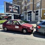 Novi primjer kršenja propisa u Bijeljini: Vozilo Gradske uprave parkirano na trotoaru (Foto)