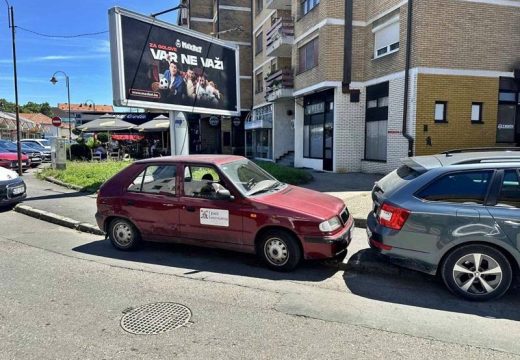 Novi primjer kršenja propisa u Bijeljini: Vozilo Gradske uprave parkirano na trotoaru (Foto)