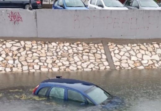 Bijeljina: Vozilo završilo u kanalu Dašnica