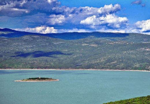 “Borba je trajala 40 minuta”: Trebinjac ulovio soma od 58 kolograma u Bilećkom jezeru