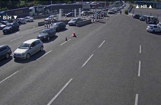 Duge kolone, a vozači nervozni: Višesatne gužve na granici sa BiH