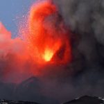 INGV: Etna izbacila lavu i oblak pepela i dima visok oko pet kilometara