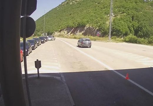 AMS RS: Duge kolone vozila na izlazu iz BiH