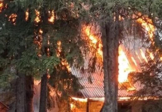 Usljed snažnog nevremena: Grom zapalio vikendicu na Vlašiću