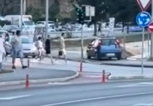 Još jedan nesavjestan vozač: Ušao u kontra smjer u banjalučkom kružnom toku i završio na trotoaru (Video)
