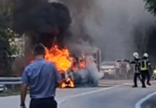 Obustavljen saobraćaj na magistrali: Kombi potpuno izgorio