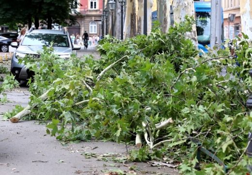 Letjeli krovovi sa kuća: Strahovito nevrijeme pogodilo Zagreb, padala stabla, zaustavljeni tramvaji (Foto/Video)