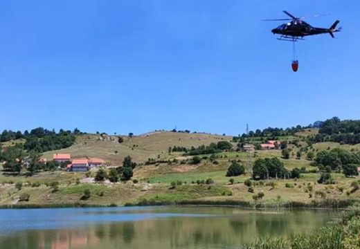 Aktiviran i helikopter: Vatrena stihija na području Gacka (Video)