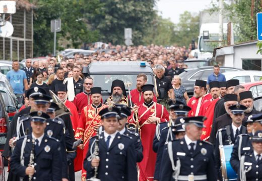 Veliki broj građana prisustvovao sahrani: Sahranjen hrabri policajac Nikola Krsmanović