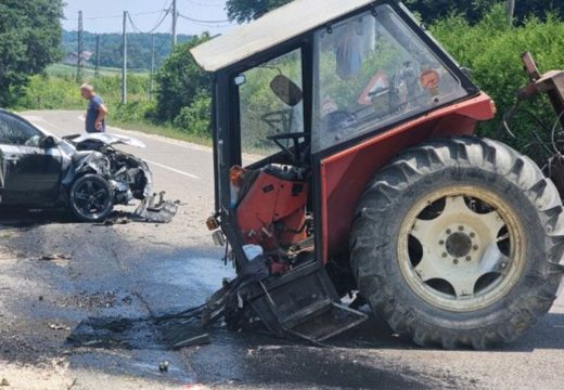 Nezgoda: Težak sudar kod Doboja, prepolovljen traktor (Foto)
