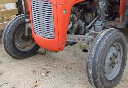 Užasna nesreća kod Zvornika: Muškarac sa teškim povredama dovezen u Hitnu, pregazio ga traktor