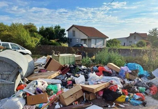 Bijeljinci ljuti zbog deponije: “Pustiće nas da se zatrpamo u smeću, ne znam kome da se obratim” (Foto)