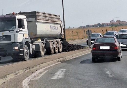 Bijeljina: Đubrivo se prosulo iz kamionske prikolice, saobraćaj usporen