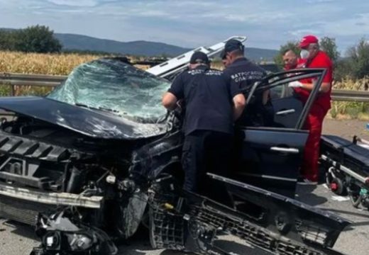 Automobil potpuno smrskan: Vatrogasci izvlačili povrijeđene (Foto)